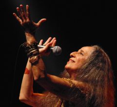 Maria Bethânia aos 80: a cantora que ainda faz o palco trabalhar pra ela