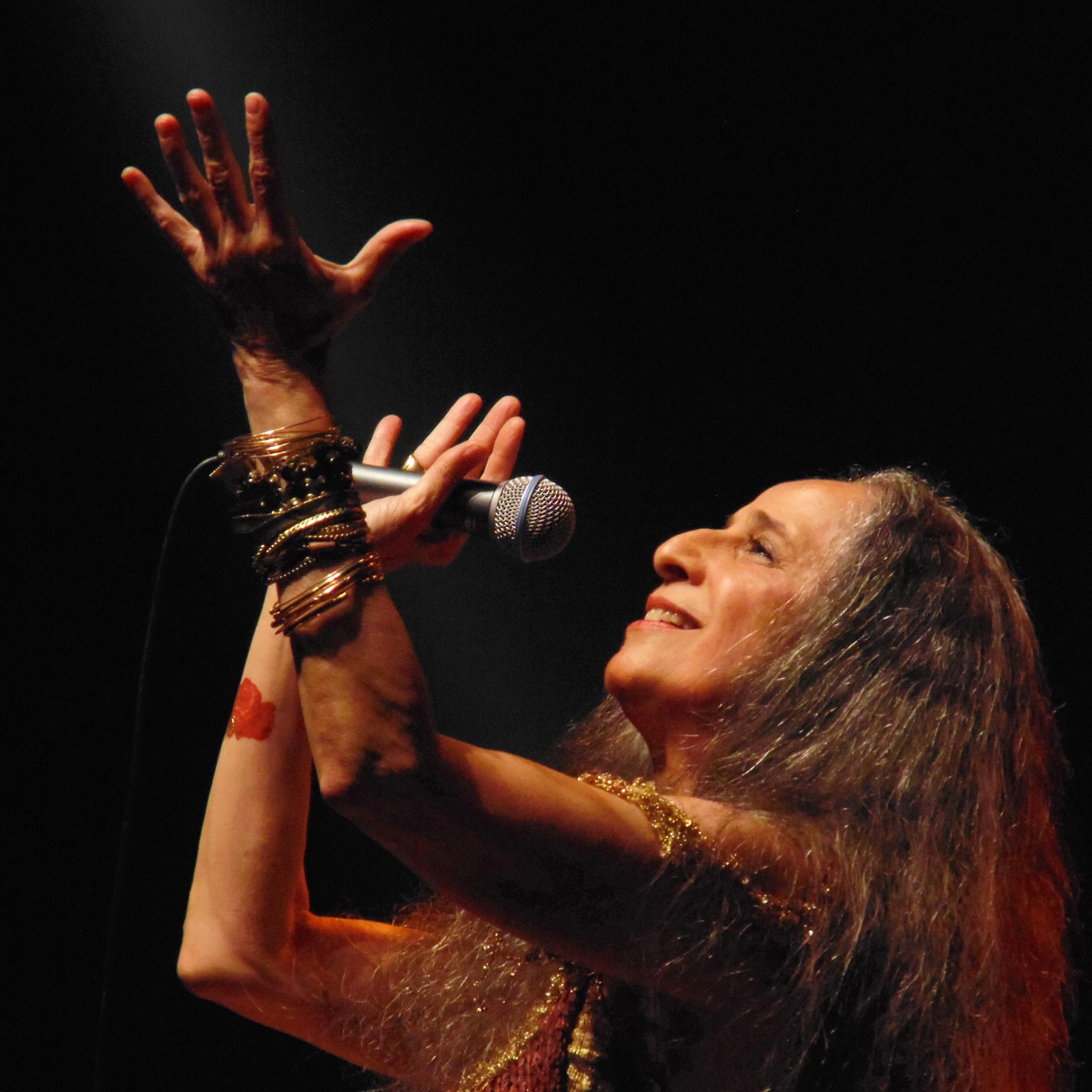 Maria Bethânia aos 80: a cantora que ainda faz o palco trabalhar pra ela