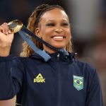 Rebeca Andrade se declara para mulher após ouro e web entra em colapso