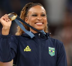 Rebeca Andrade se declara para mulher após ouro e web entra em colapso