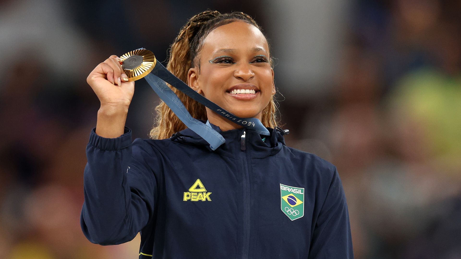 Rebeca Andrade se declara para mulher após ouro e web entra em colapso