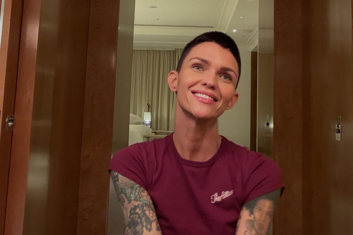 Ruby Rose fratura costelas em acidente doméstico e conta tudo nas redes