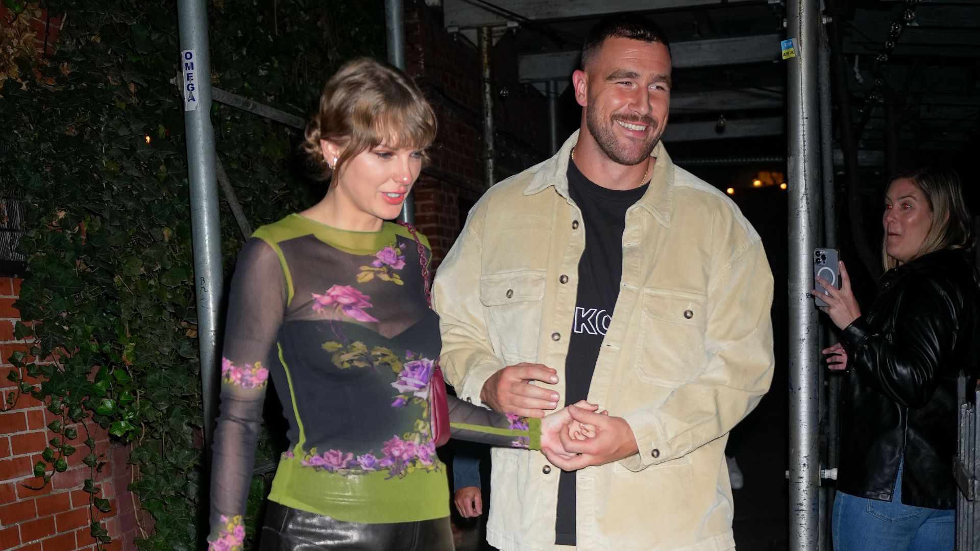TMZ flagra estrutura montada na mansão de Taylor Swift e a internet virou CSI
