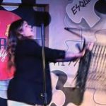 Fernanda Arantes leva cadeirada em show e a internet congela o frame fernanda-arantes-images
