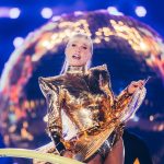 Xuxa abre turnê com 37 músicas e revê 40 anos em "O último voo da nave"