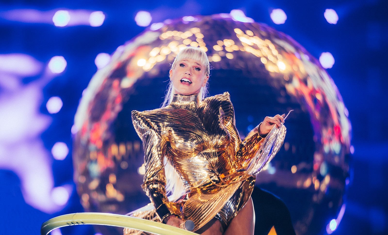 Xuxa abre turnê com 37 músicas e revê 40 anos em "O último voo da nave"