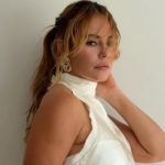 Paolla Oliveira posta ensaio com fenda e os comentários chegaram antes dela