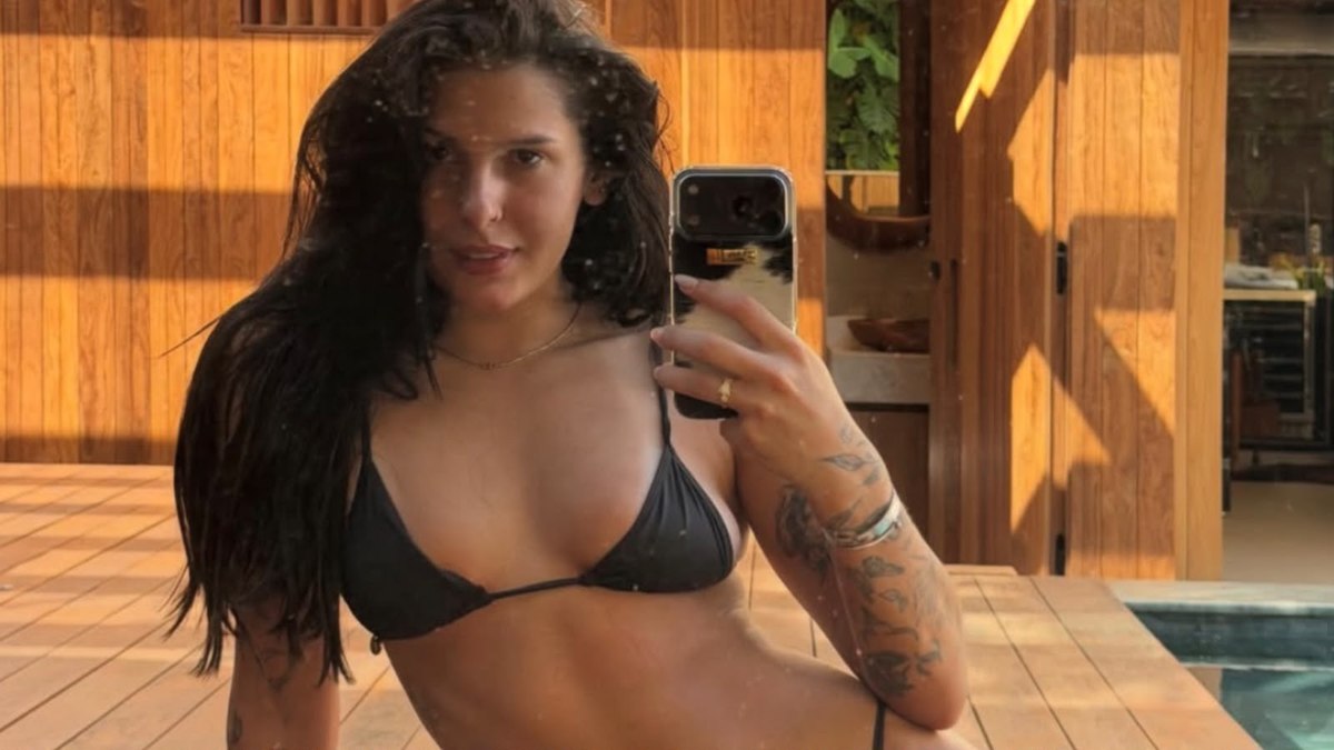 Ana Castela mostra tanquinho e brinca: "malhando igual doida"