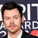 Fã larga carrinho de bebê nas ruas do México para correr atrás de Harry Styles