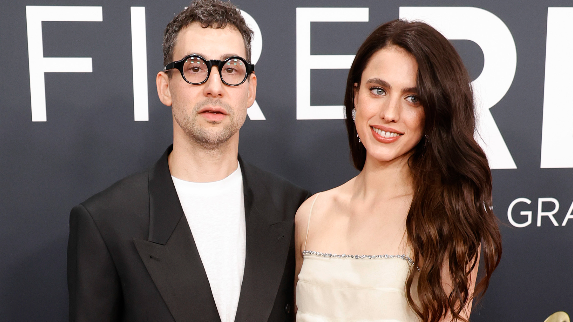 Equipe de Margaret Qualley nega infidelidade na separação de Jack Antonoff