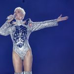 Xuxa detona críticos do figurino: "Último voo da virilha"