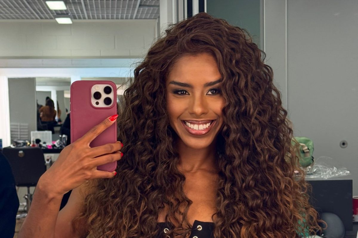 Bellinha Delfim confirma posto de rainha de bateria da Viradouro