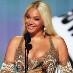 Fãs decifram o que Beyoncé sussurrou na final da Copa e ela responde com humor