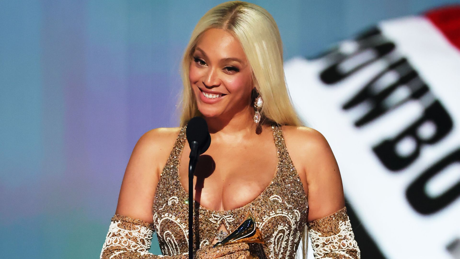 Fãs decifram o que Beyoncé sussurrou na final da Copa e ela responde com humor
