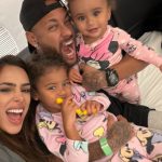 Bruna Biancardi posta foto com Neymar e as filhas, e a internet já está analisando
