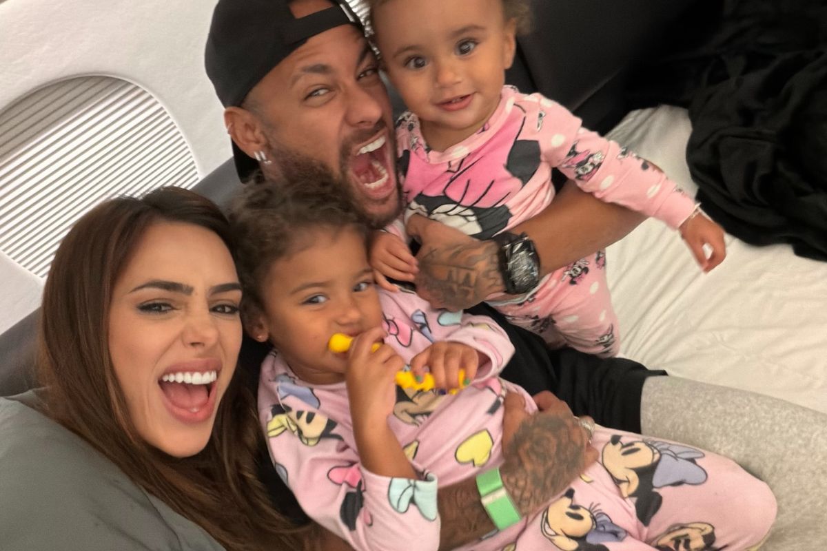 Bruna Biancardi posta foto com Neymar e as filhas, e a internet já está analisando