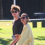 Bruna Marquezine e Shawn Mendes passeiam sorridentes pelo Rio e a internet já está com a lupa