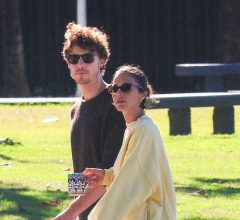 Bruna Marquezine e Shawn Mendes passeiam sorridentes pelo Rio e a internet já está com a lupa