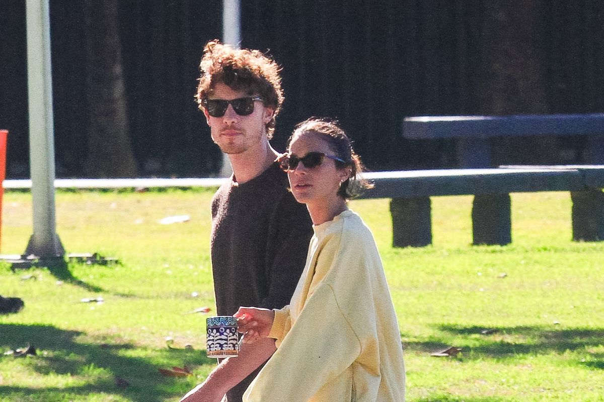 Bruna Marquezine e Shawn Mendes passeiam sorridentes pelo Rio e a internet já está com a lupa