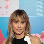 Carolina Dieckmann detona no tapete vermelho de "Pequenas Criaturas" com look que ninguém ignorou