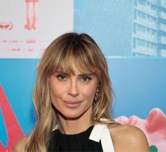 Carolina Dieckmann detona no tapete vermelho de "Pequenas Criaturas" com look que ninguém ignorou