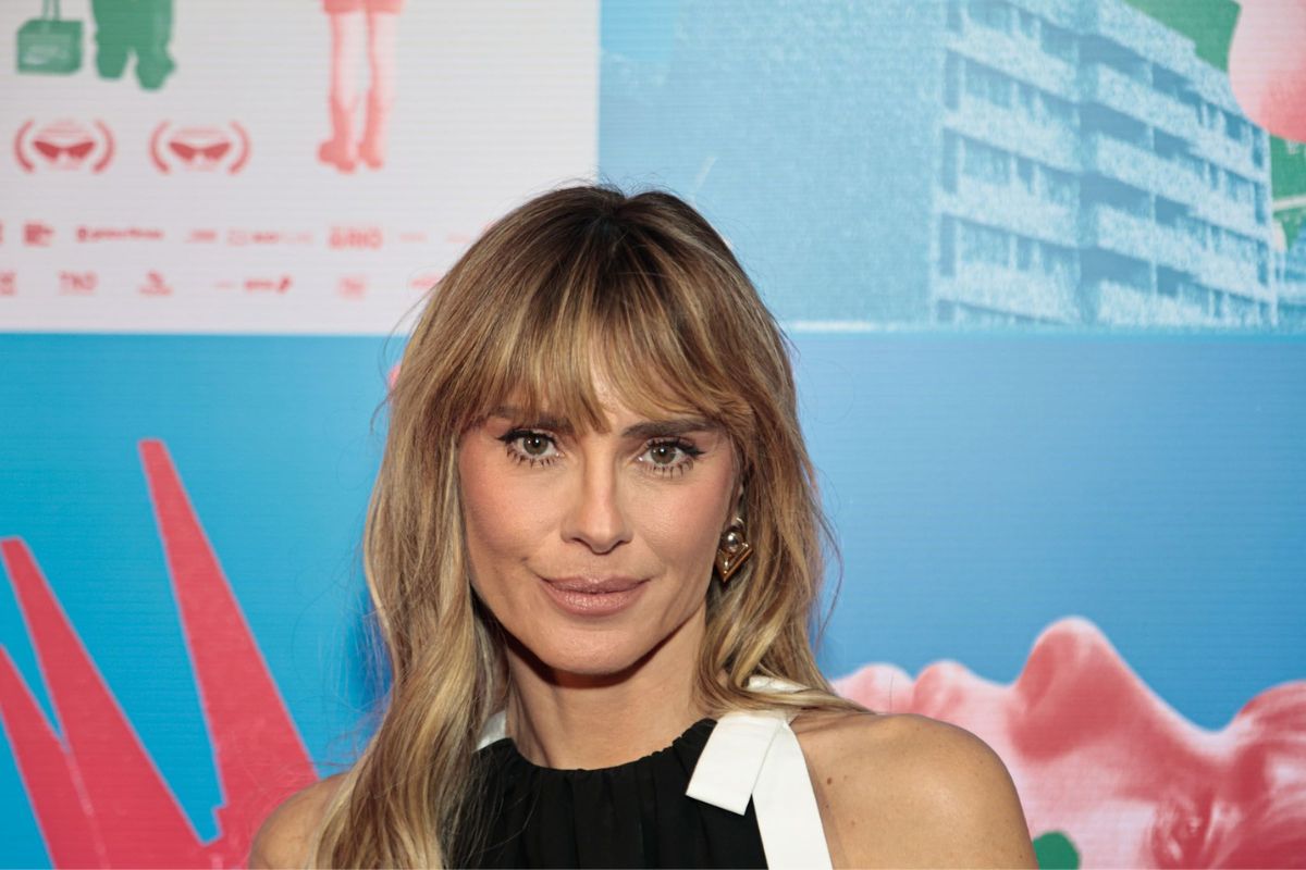 Carolina Dieckmann detona no tapete vermelho de "Pequenas Criaturas" com look que ninguém ignorou
