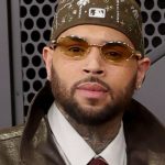 Chris Brown chama fã ao palco, simula ato sexual e Minneapolis para tudo