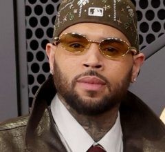 Chris Brown chama fã ao palco, simula ato sexual e Minneapolis para tudo