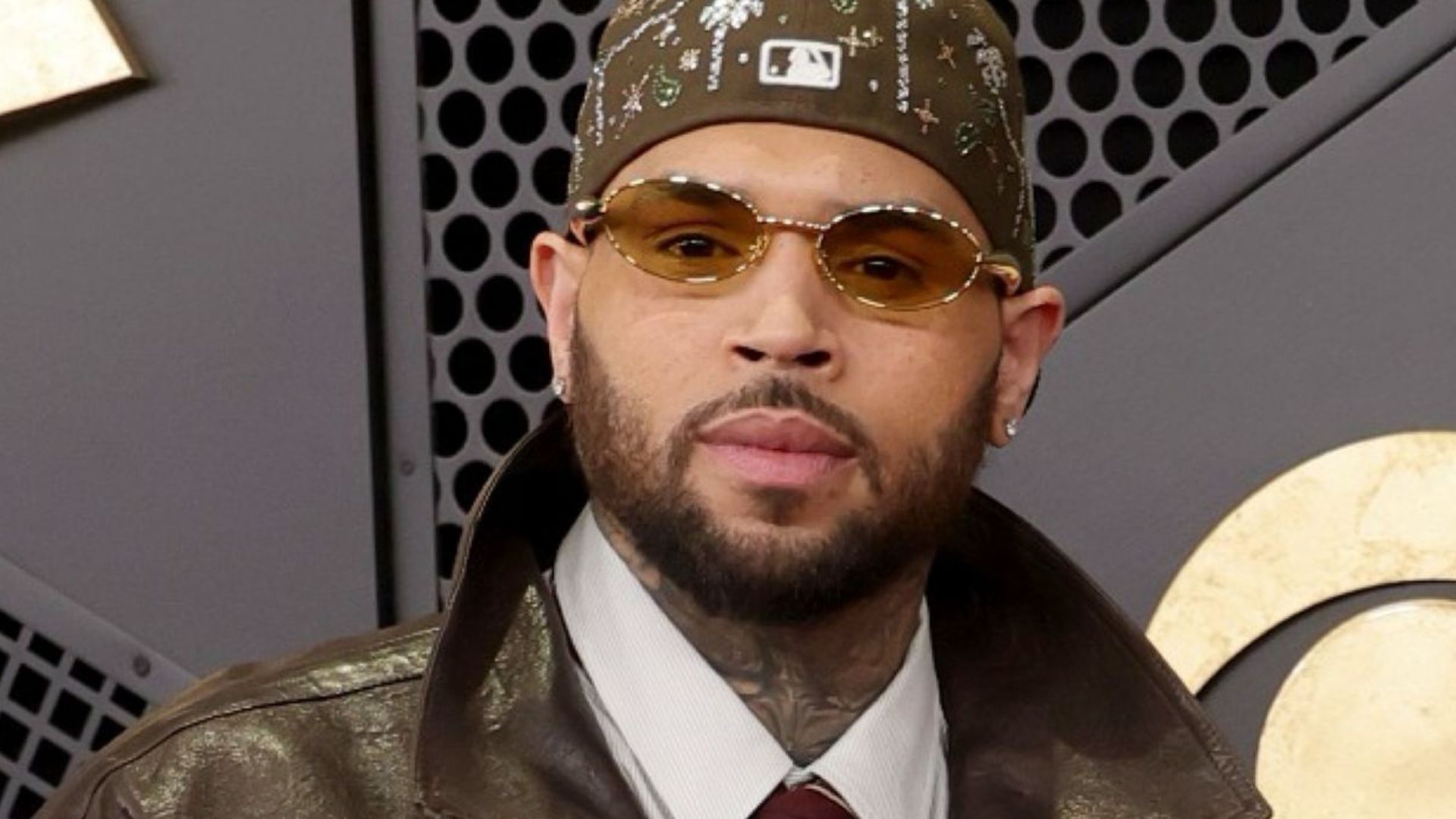 Chris Brown chama fã ao palco, simula ato sexual e Minneapolis para tudo