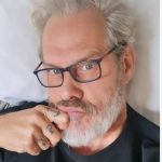 Nico Puig posa nu aos 53 e faz a internet revisitar o galã dos anos 90