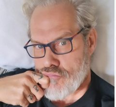 Nico Puig posa nu aos 53 e faz a internet revisitar o galã dos anos 90