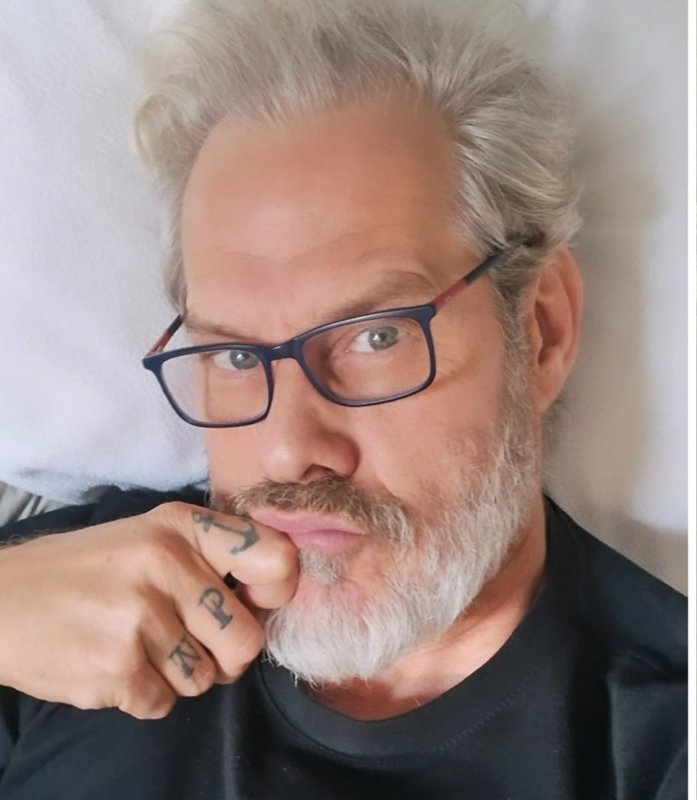 Nico Puig posa nu aos 53 e faz a internet revisitar o galã dos anos 90