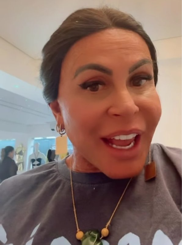 Gretchen mostra como clareia os pelos e não poupa os críticos