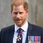 Príncipe Harry leva chute de cabra nas partes íntimas e vídeo viraliza