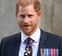 Príncipe Harry leva chute de cabra nas partes íntimas e vídeo viraliza