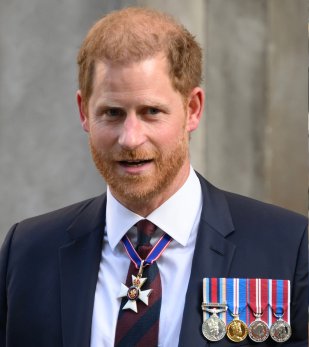 Príncipe Harry leva chute de cabra nas partes íntimas e vídeo viraliza
