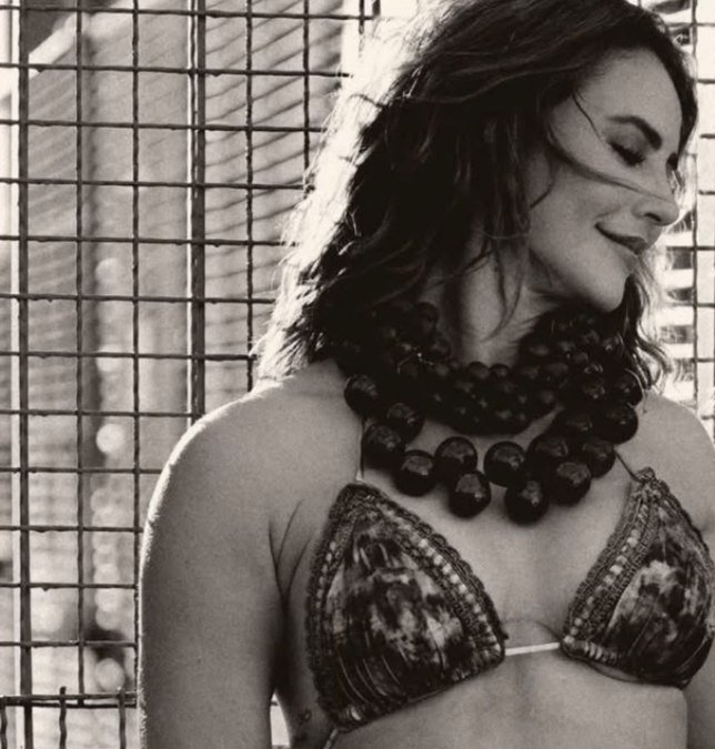 Paolla Oliveira de biquíni aos 44 e os comentários que não pararam de chegar