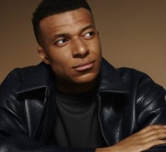 Mbappé e Ester Expósito flagrados aos beijos em balada americana