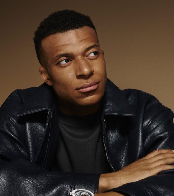Mbappé e Ester Expósito flagrados aos beijos em balada americana