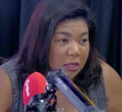 Mãe de Davi Brito descobre casamento do filho pela internet e chora em live