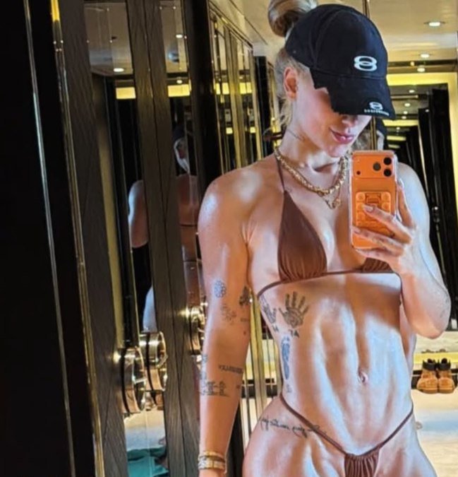 Virginia Fonseca exibe corpo em biquíni fininho em iate na Itália e reaviva rumores com Vinicius Júnior