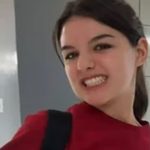 Suri Cruise oficializa rompimento e adota sobrenome de Katie Holmes