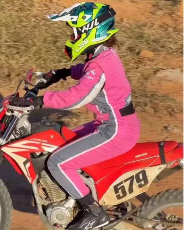 Juliette cai de moto de R$ 140 mil e já quer o Rally dos Sertões