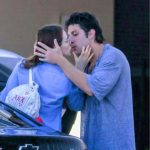 Chay Suede e Laura Neiva flagrados se beijando em Ipanema após aniversário "intimista"