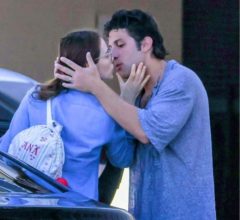 Chay Suede e Laura Neiva flagrados se beijando em Ipanema após aniversário "intimista"