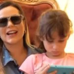 Filha de Deolane escreve recado no espelho e emociona a internet