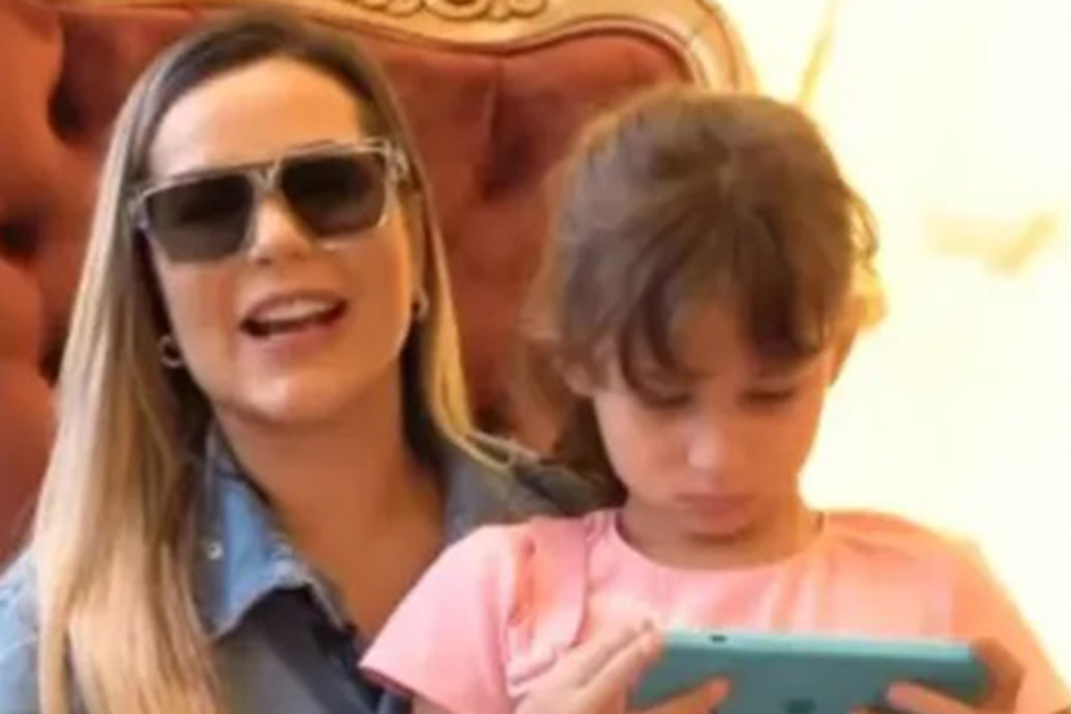 Filha de Deolane escreve recado no espelho e emociona a internet