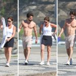 Adriana Esteves passeia com filho na orla e Felipe Ricca rouba a cena sem camisa