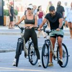 Gisele pedala no Rio aos 46 e a "discrição" durou até a câmera aparecer
