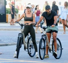 Gisele pedala no Rio aos 46 e a "discrição" durou até a câmera aparecer